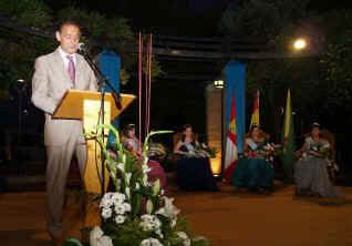 Proclamacion_Reinas_y_Pregon_2ag2011c2.jpg (66862 bytes)