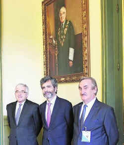 De izquierda a derecha, Gonzalo Moliner con su retrato, arriba - , Carlos Lesmes y Jos Mara Martn Sanz